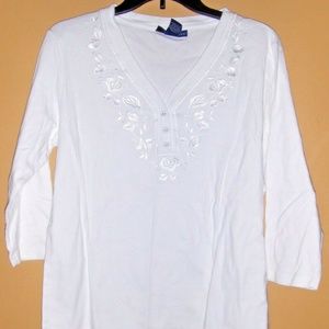 PRETTY WHITE TOP W/ EMBROIDERY SZ L